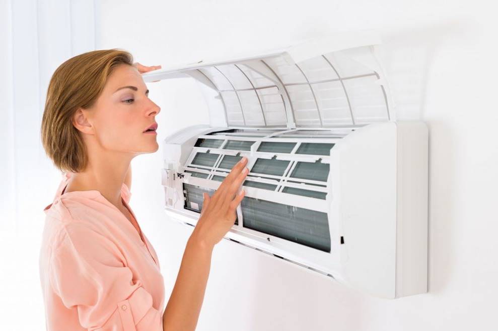 Vì sao ta cần phải biết cách vệ sinh máy lạnh tại nhà ?